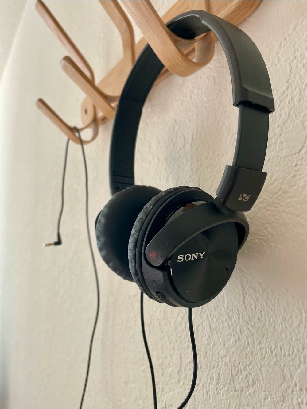 Sony On Ear Noise Cancelling Headphones in Black Foldable Compact Lightweight